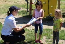 В Красноярском крае автоинспекторы проводят экспресс-инструктажи с юными велосипедистами