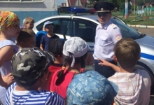 В период летних каникул Госавтоинспекторы напомнили детям основы дорожной безопасности